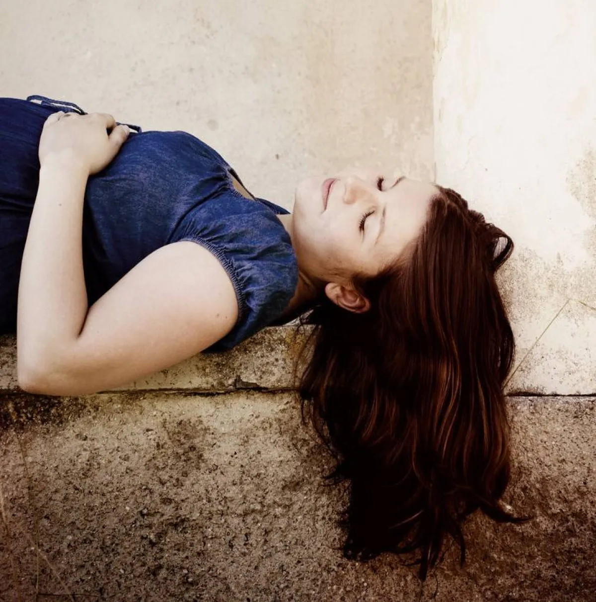 صورة لحامل مستلقية على ظهرها