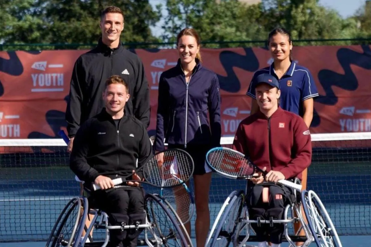 كيت  مع أبطال التنس- الصورة من حساب Duke and Duchess of Cambridge