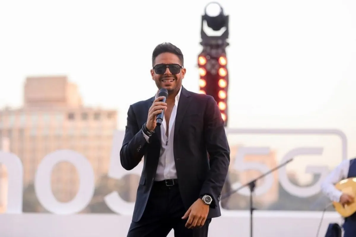 حماقي ببدلة سوداء- الصورة من صفحته على انستغرام