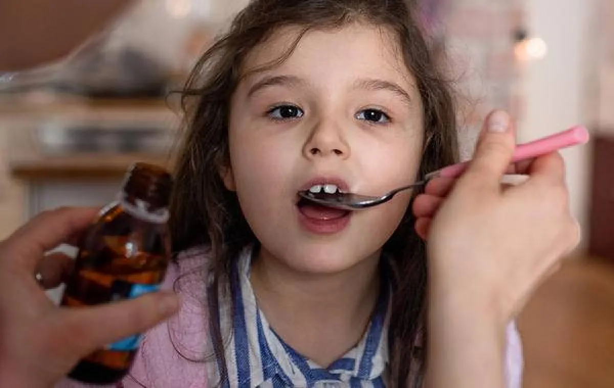 صورة لطفل يتناول الدواء