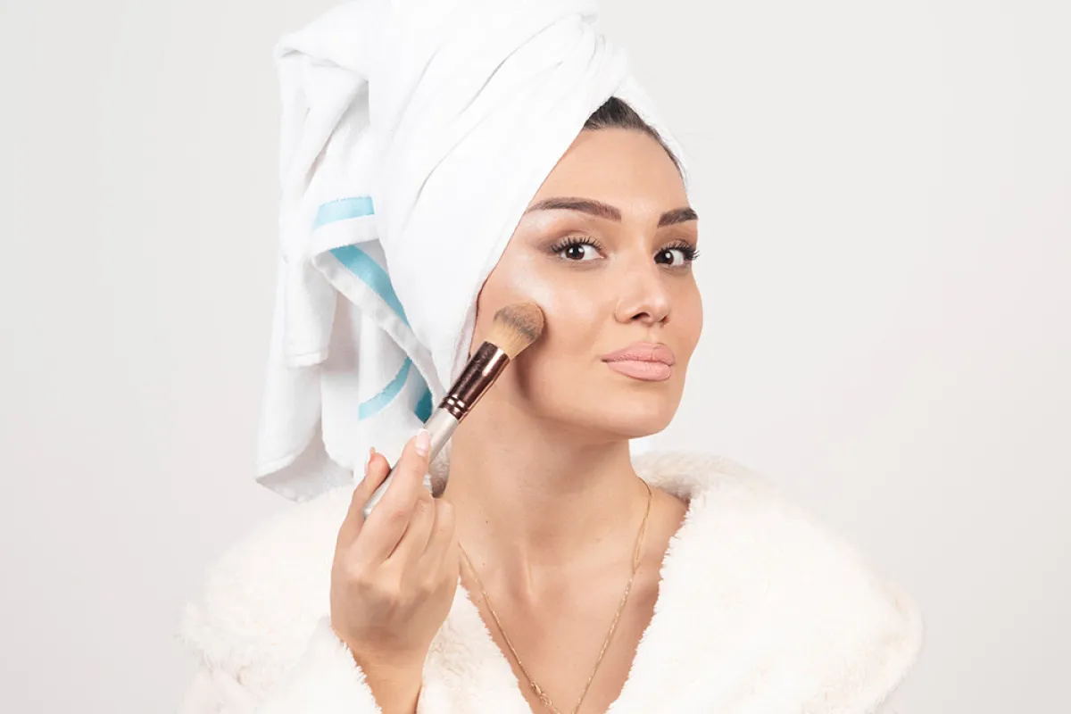  إخفاء البثور بالمكياج