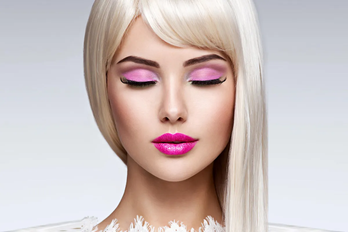 موضة مكياج ألوان فاتحة