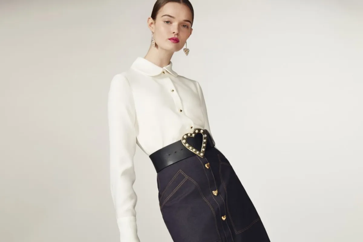 القميص الأبيض من كارولينا هيرريرا  Carolina Herrera