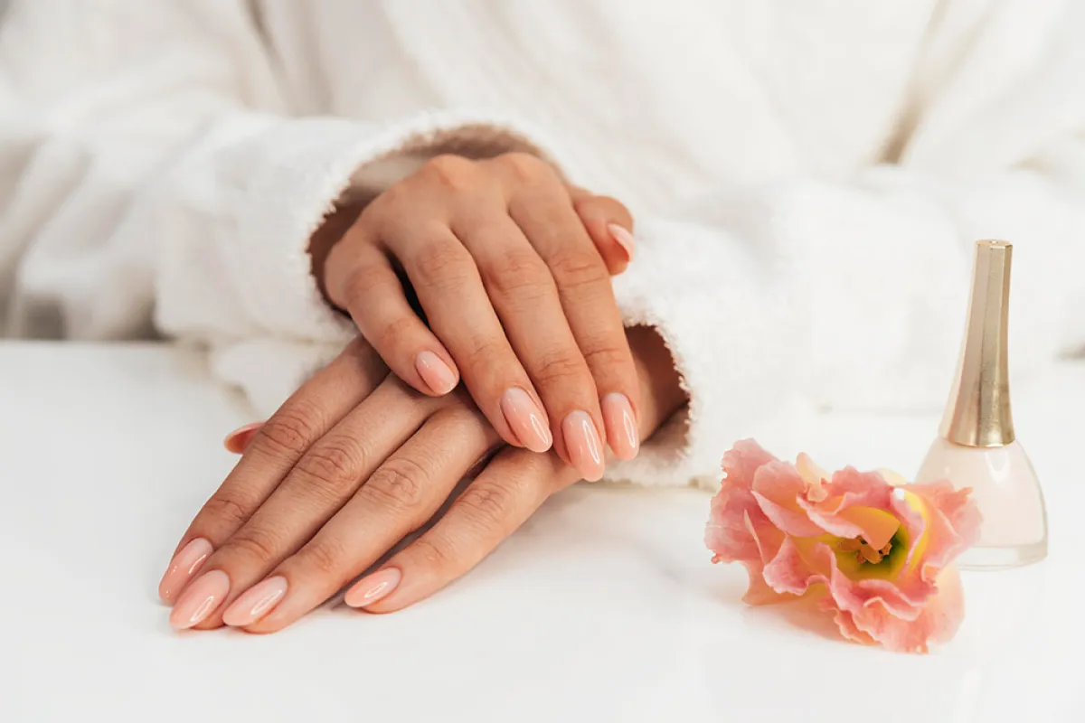 إيجابيات وسلبيات طلاء الأظافر شيلاك Shellac 