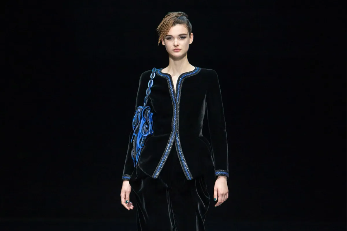 موديلات بدلات وجمبسوت لأفخم السهرات من مجموعات خريف 2021