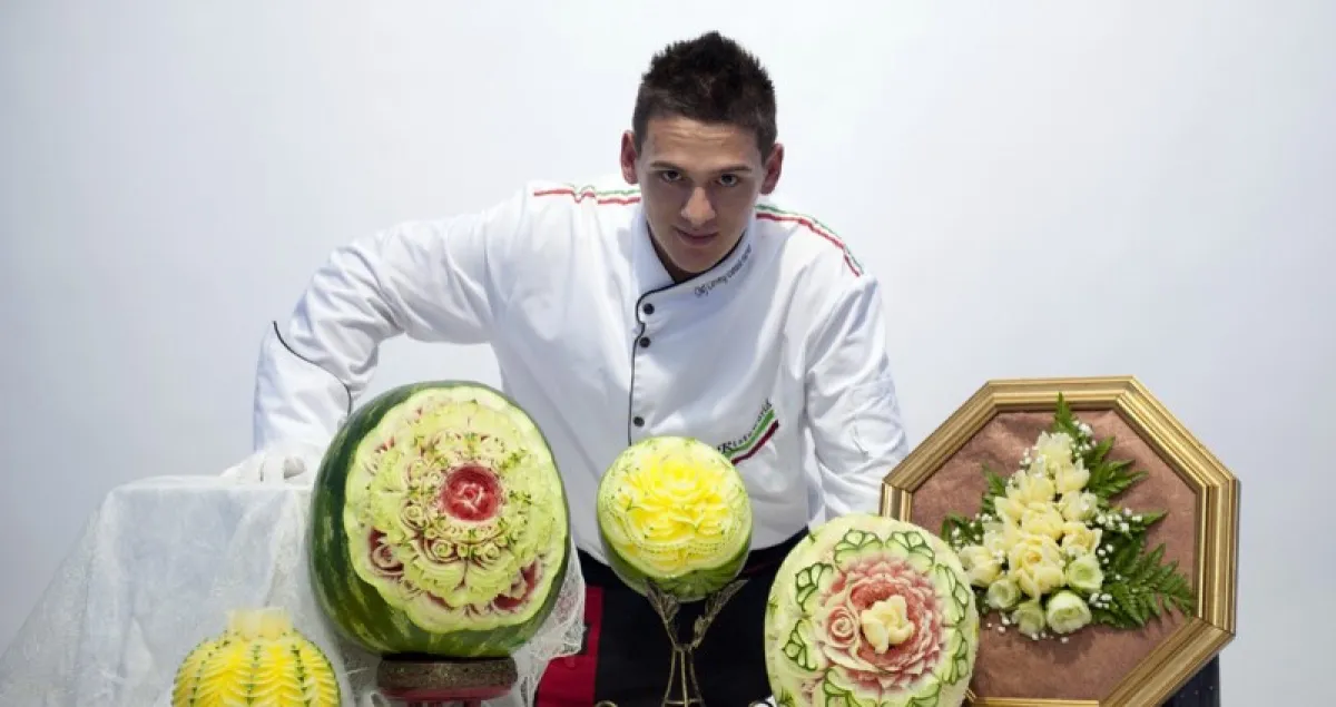 دانيال مع إبداعاته من الخضار والفاكهة من فيسبوك دانيال