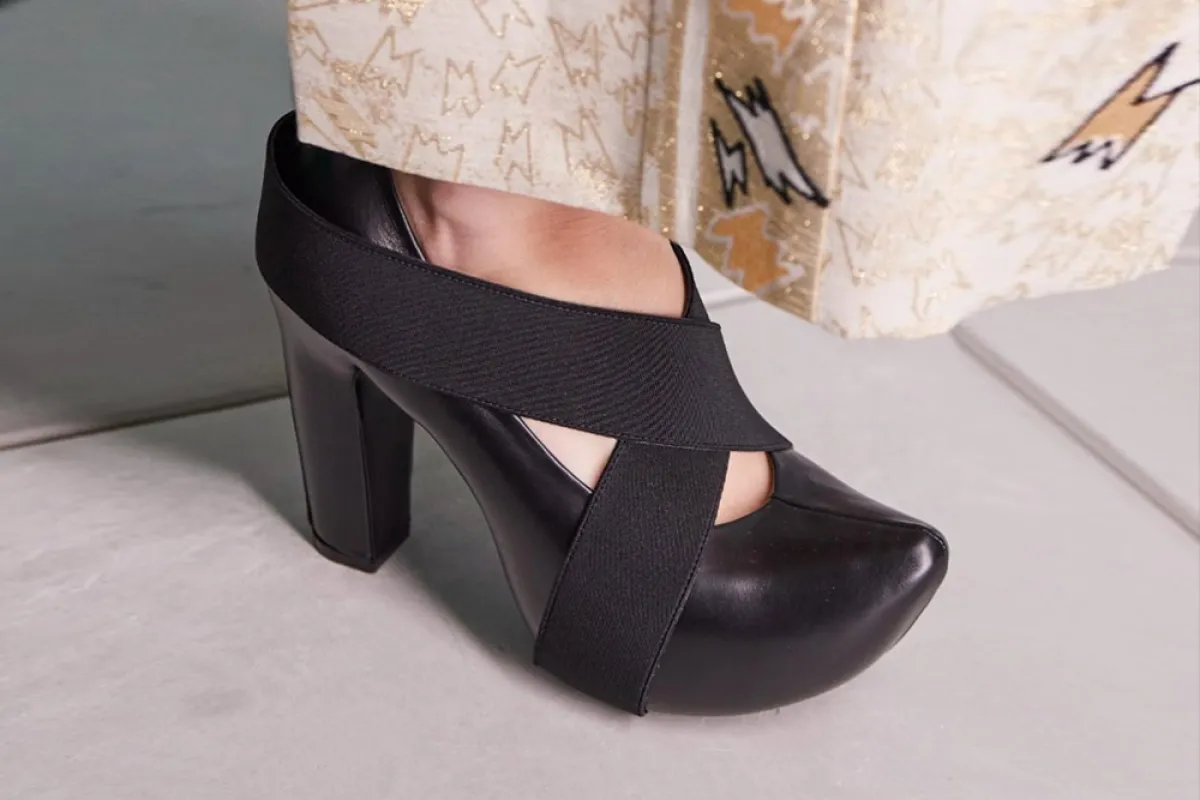  حذاء باللون الأسود من Louis Vuitton