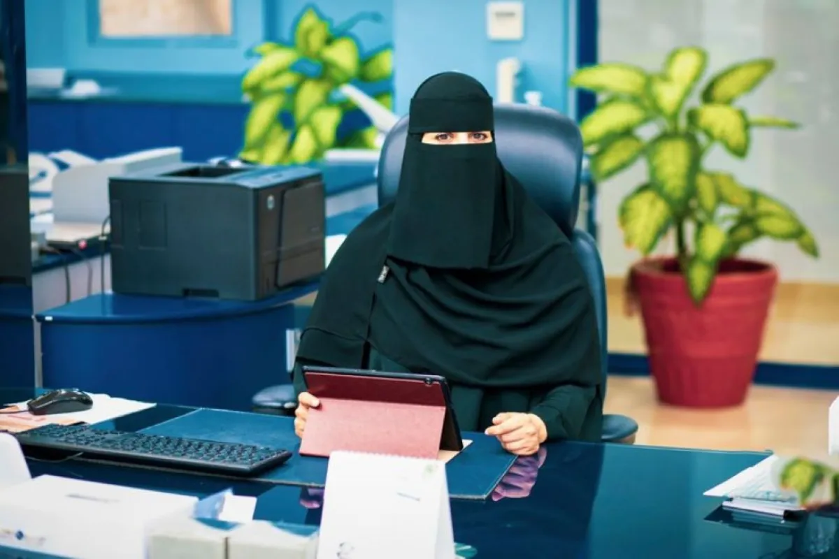 فوزية العتيبي أول سعودية تعمل في مجال العزل المائي والحراري 