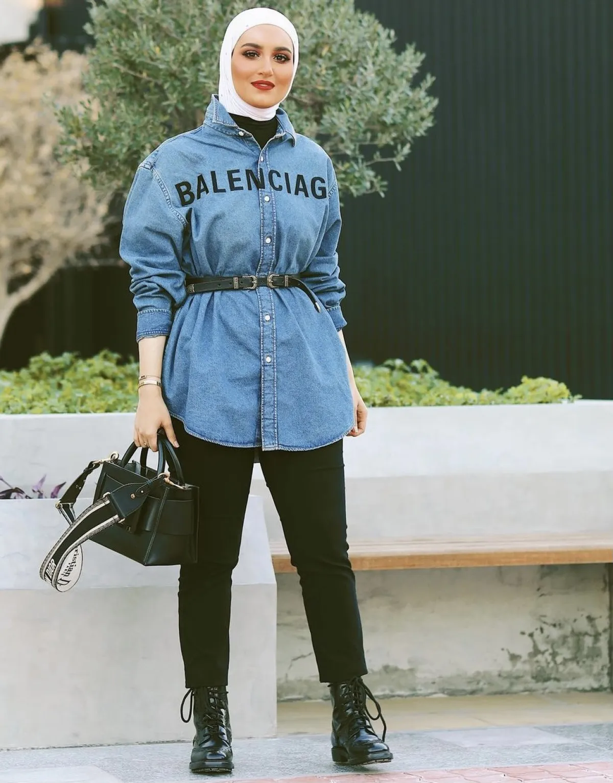 دلال الدوب بقميص الجينز -الصورة من حسابها على الانستغرام