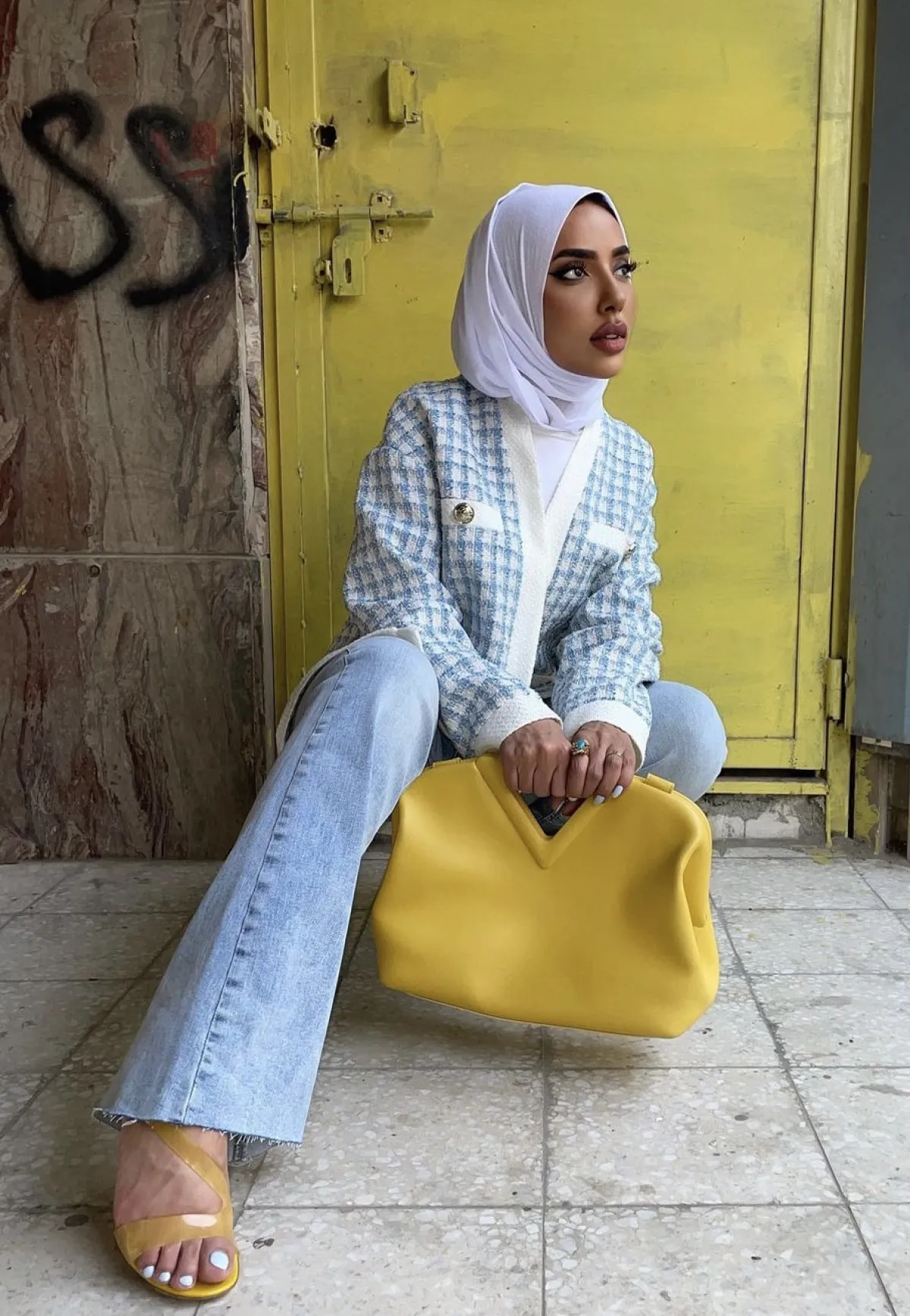 عايشة العقيل باطلالة عملية -الصورة من حسابها على الانستغرام