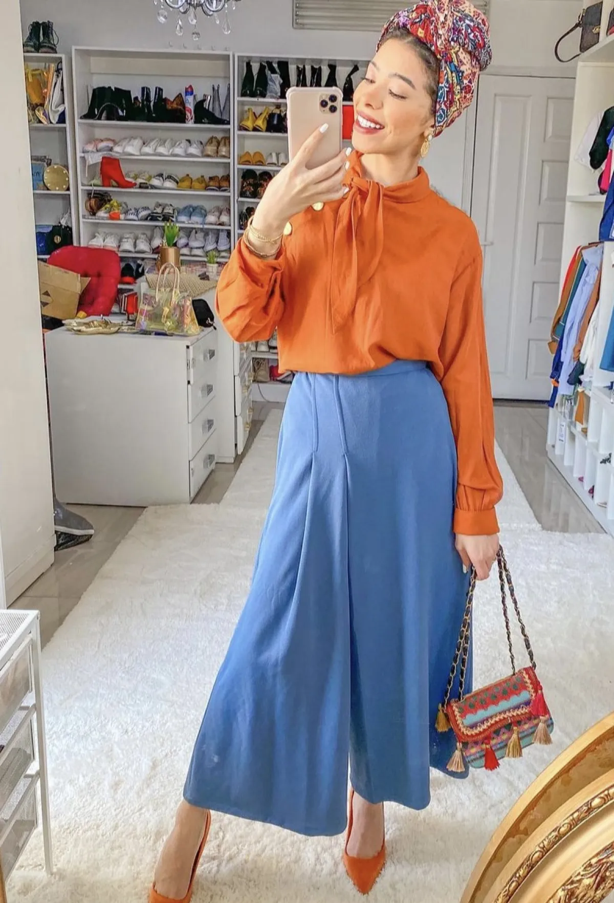 منة السني ببلوفر برتقالي مع بنطلون واسع -الصورة من حسابها على الانستغرام