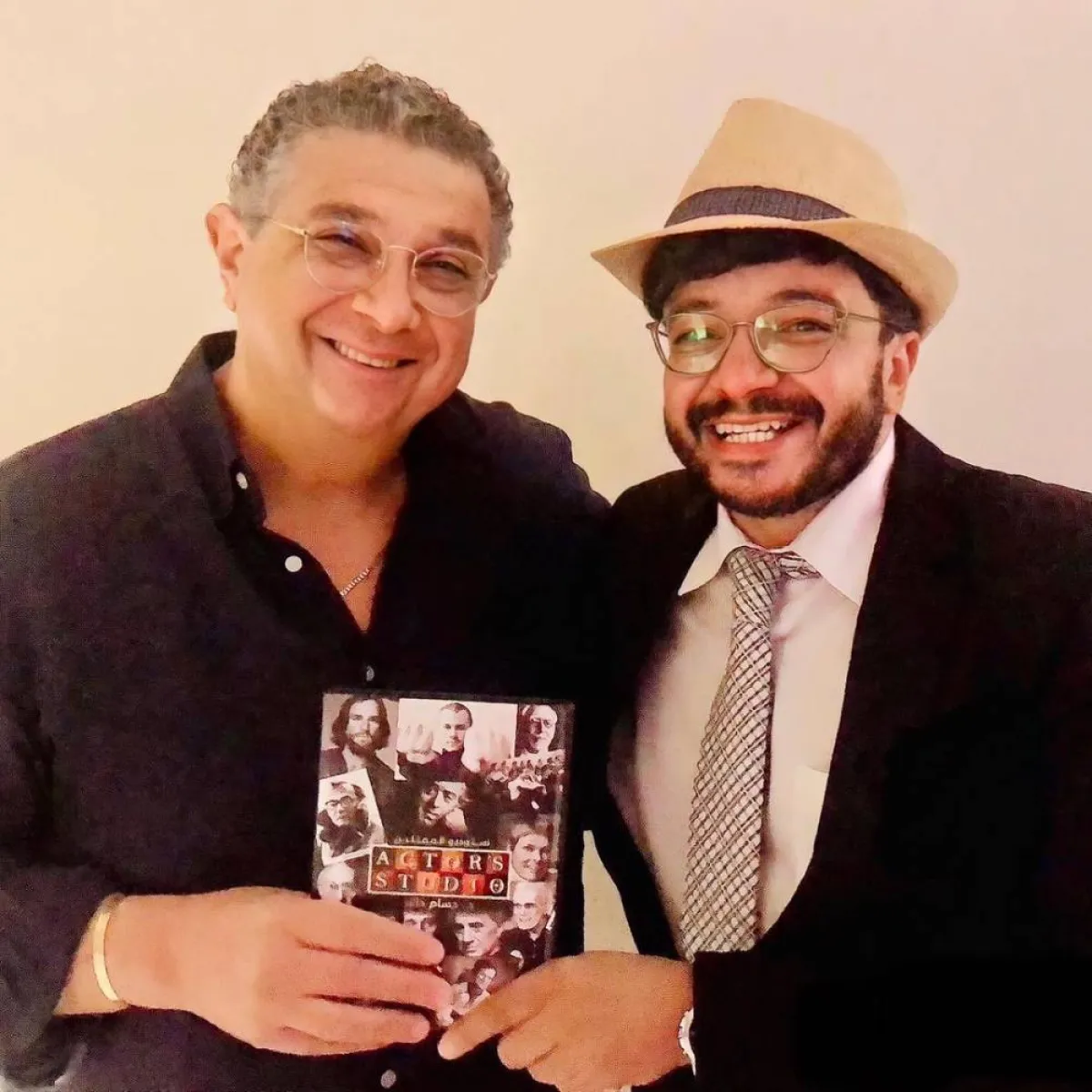 الفنان حسام داغر خلال احتفاله بكتابه الجديد «ستوديو الممثلين» مع ماجد الكدواني الذي يشارك مسلسل موضوع عائلي