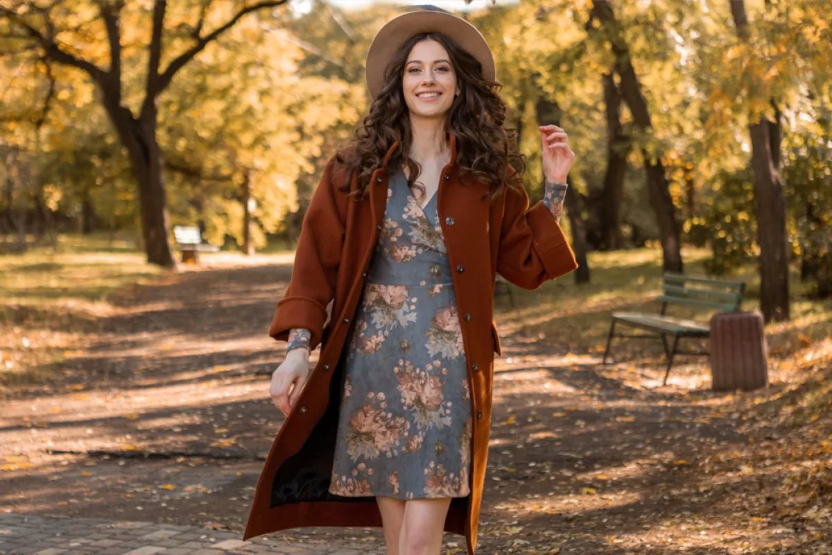 تعلّمي طرق تنسيق الفستان القصير مع المعطف الطويل