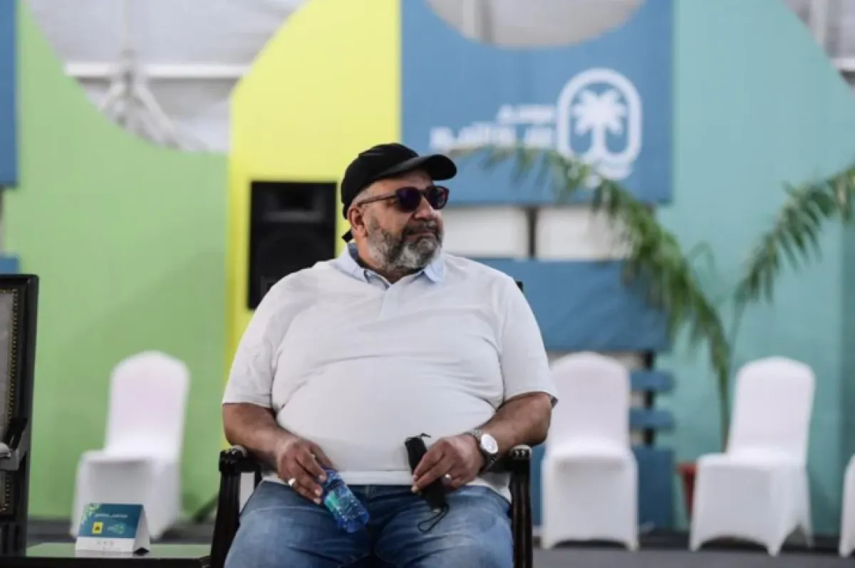 بيومي فؤاد خلال زيارته لسوق عنيزة للتمور- الصورة من صفحة موسم عنيزة للتمور على تويتر