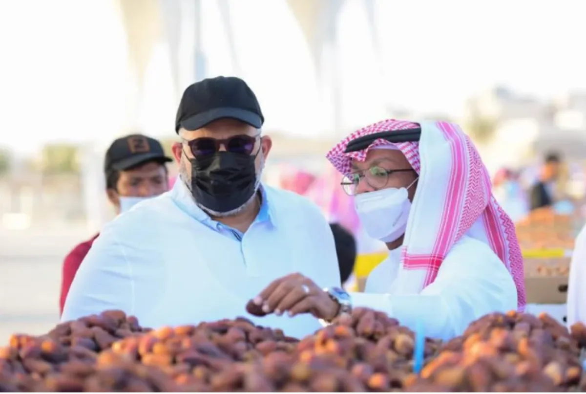 بيومي خلال زيارته لسوق عنيزة للتمور-الصورة من صفحة عنيزة للتمور