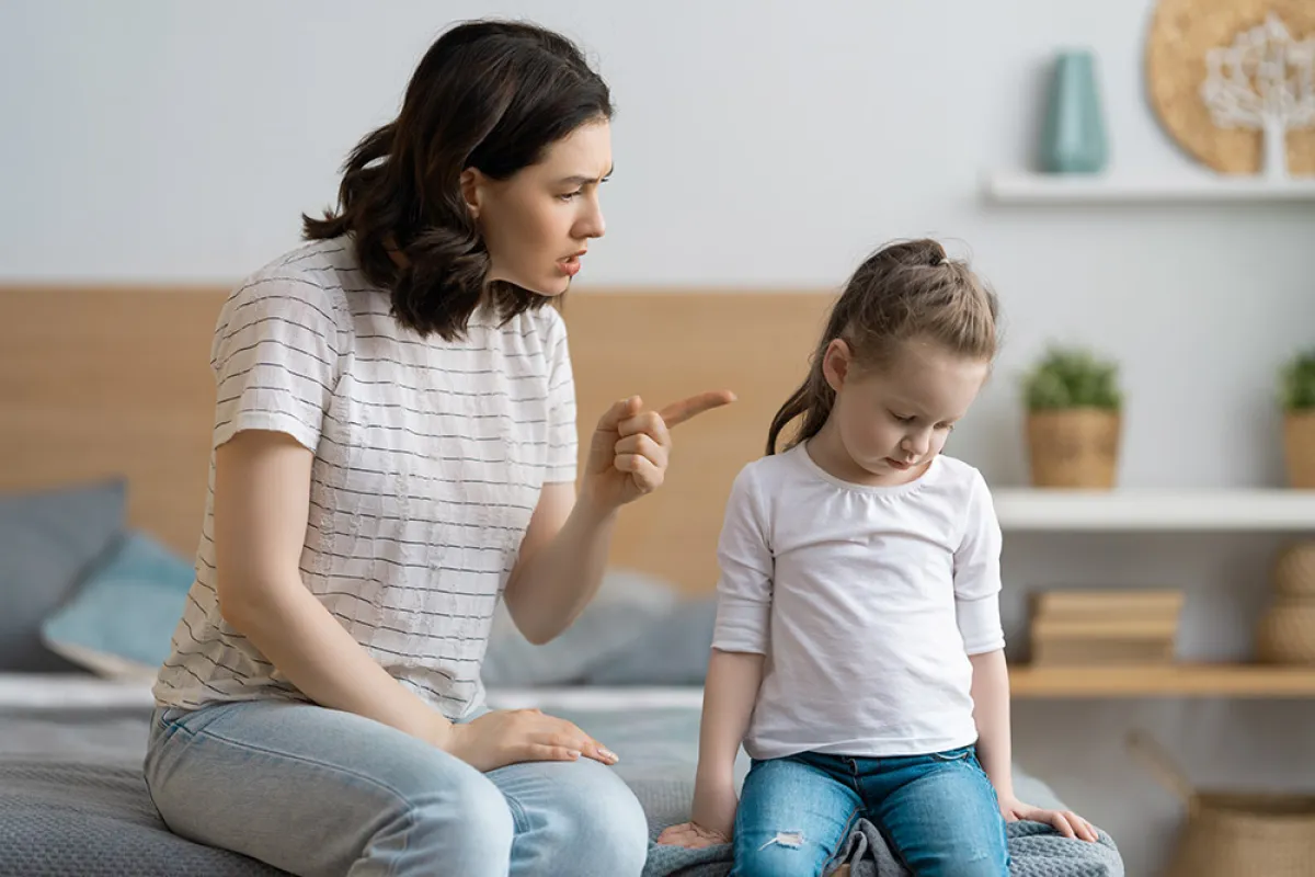 صورة لأم توبخ ابنها