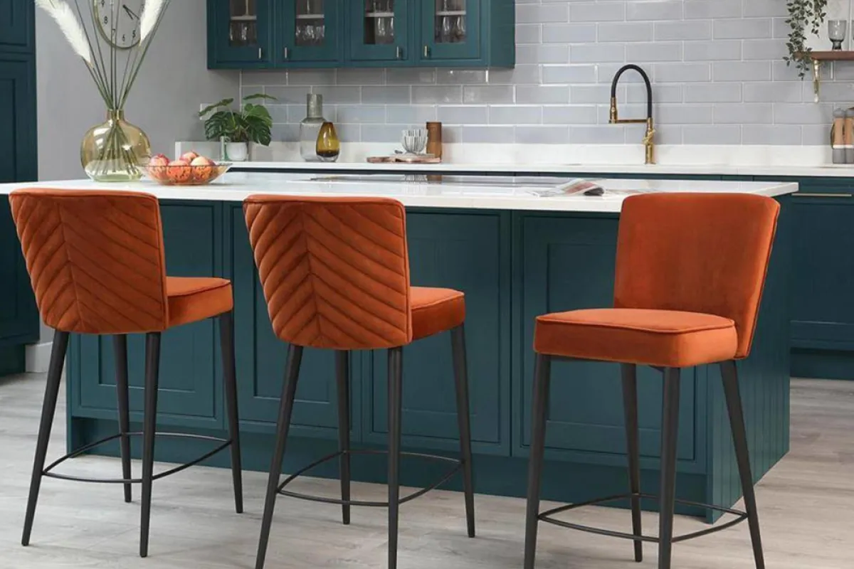 كراس لركن الطعام في المطبخ باللون البرتقالي الصدئ(الصورة من www.loveproperty.com)‎‎