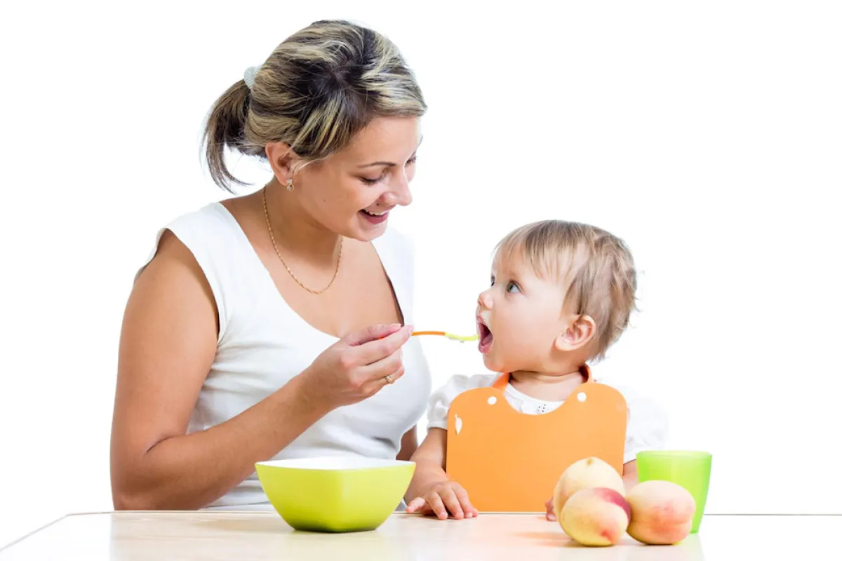 تقديم طعام مطبوخ بالسمن للطفل