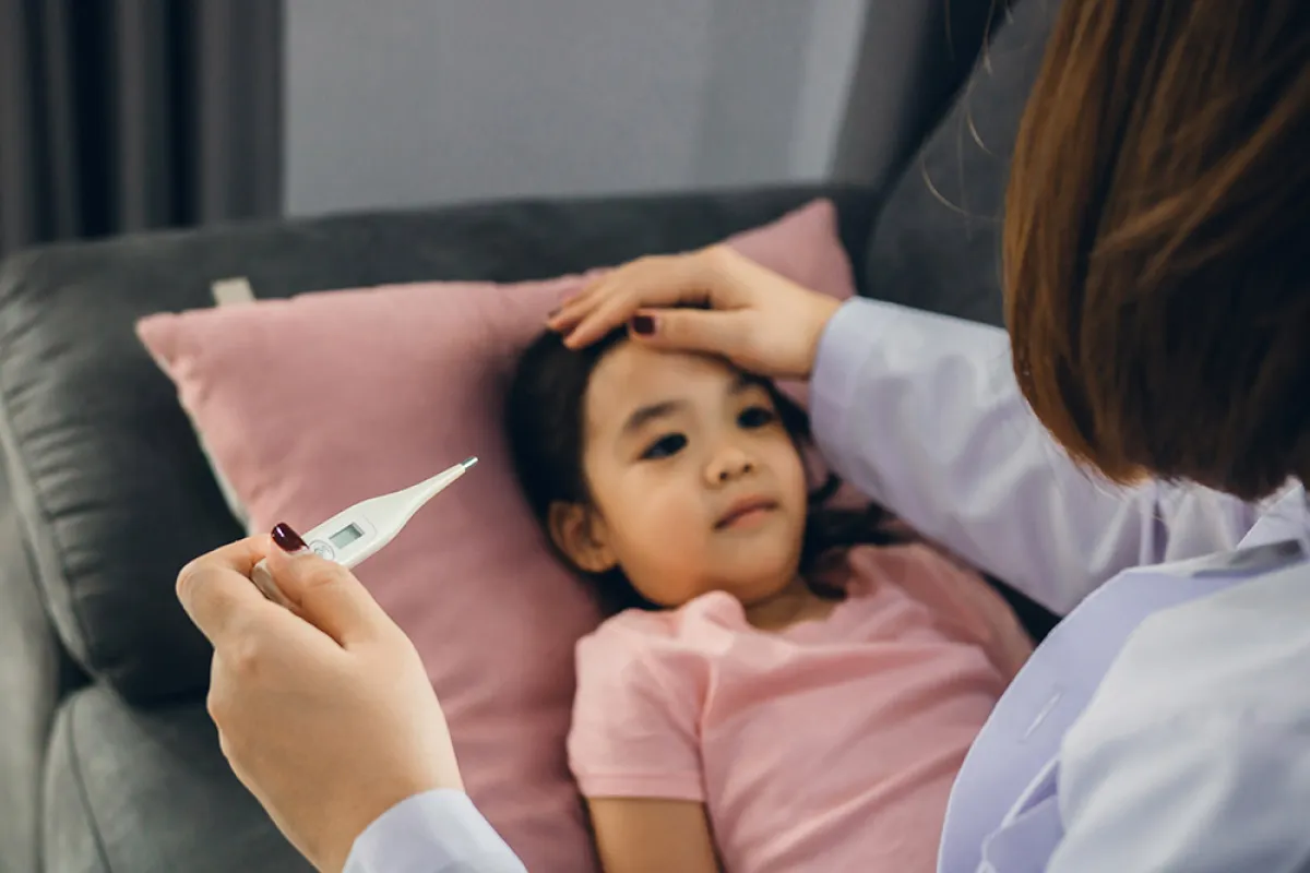 صورة لطفل يعاني من الحمى