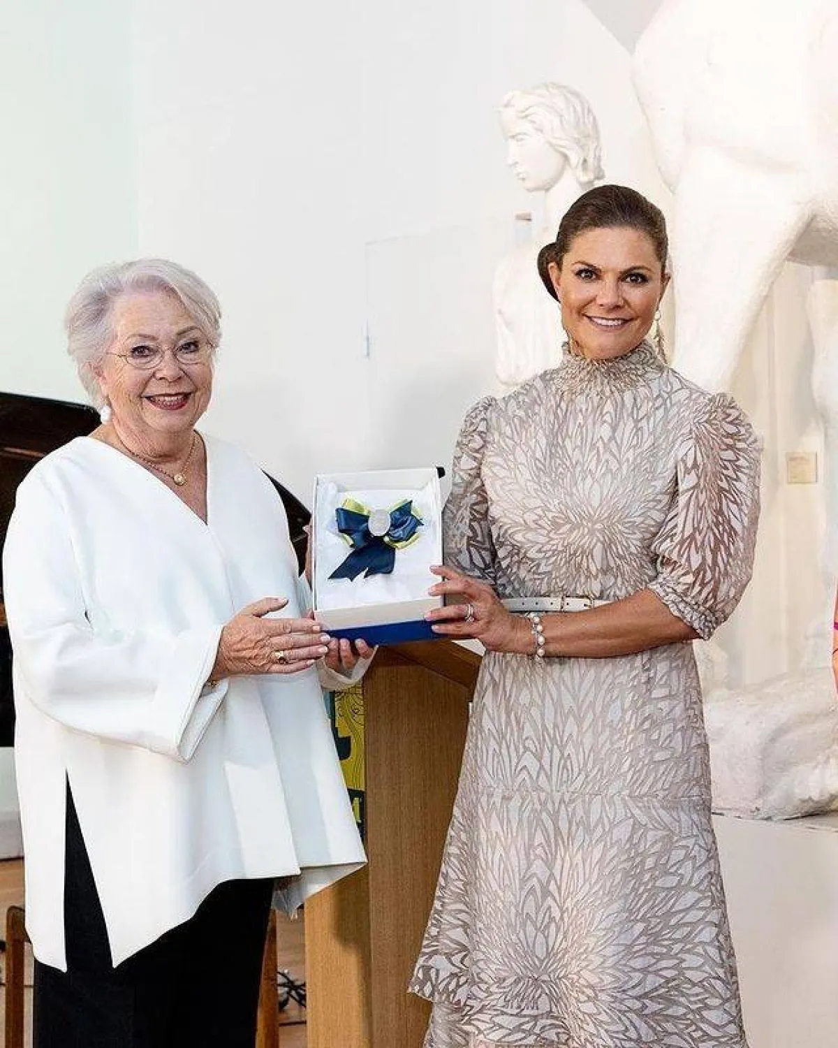 الأميرة فيكتوريا تتلقى الجائزة من الأميرة كريستينا- الصورة من حساب Europe royals على إنستغرام