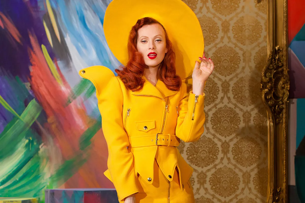  الأصفر من موسكينو Moschino موضة خريف وشتاء 2021-2022