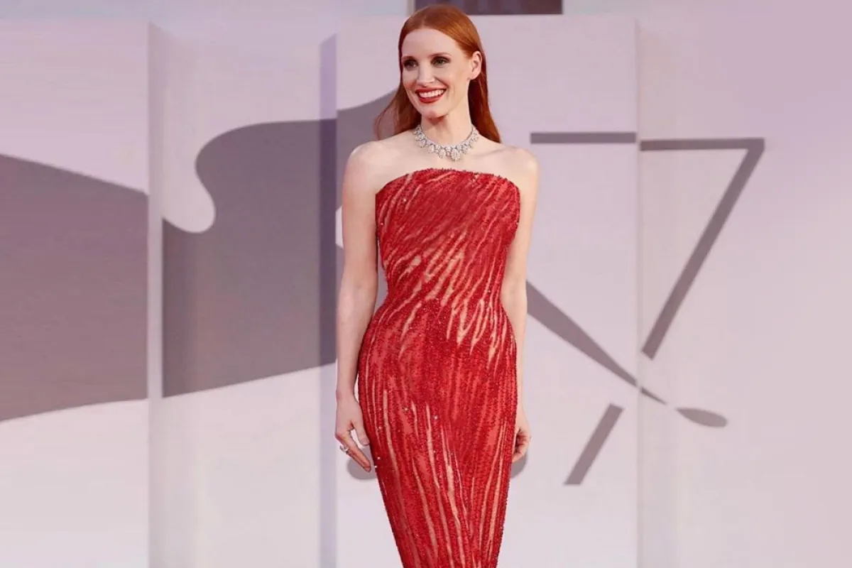 جيسيكا تشاستين بفستان أحمر في فينيسيا 