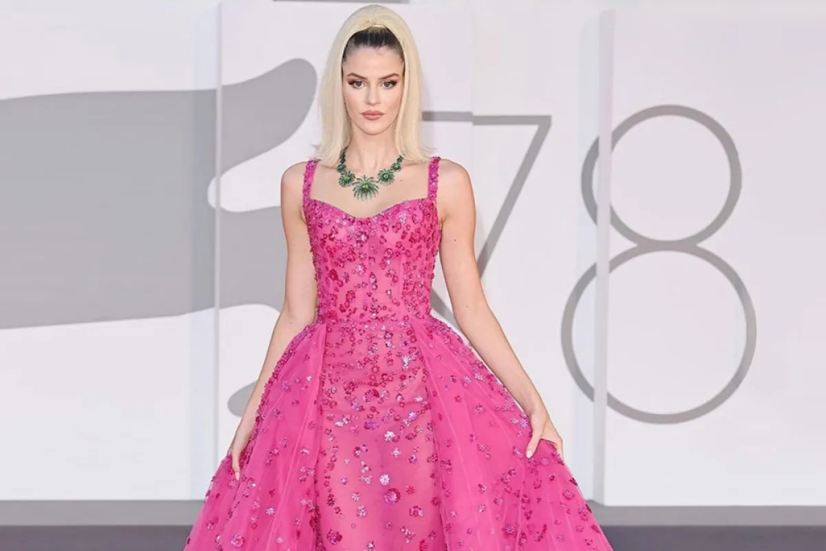  سارة كروس بفستان من زهير مراد -الصورة من حساب الدار على انستغرام 