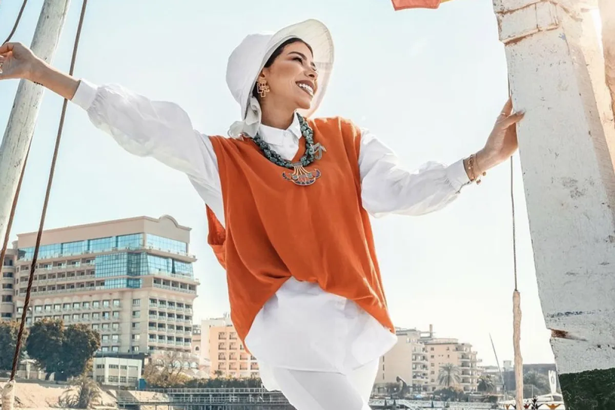 تنسيقات اللون البرتقالي لخريف 2021 من منة السني -الصورة من حسابها على الانستغرام