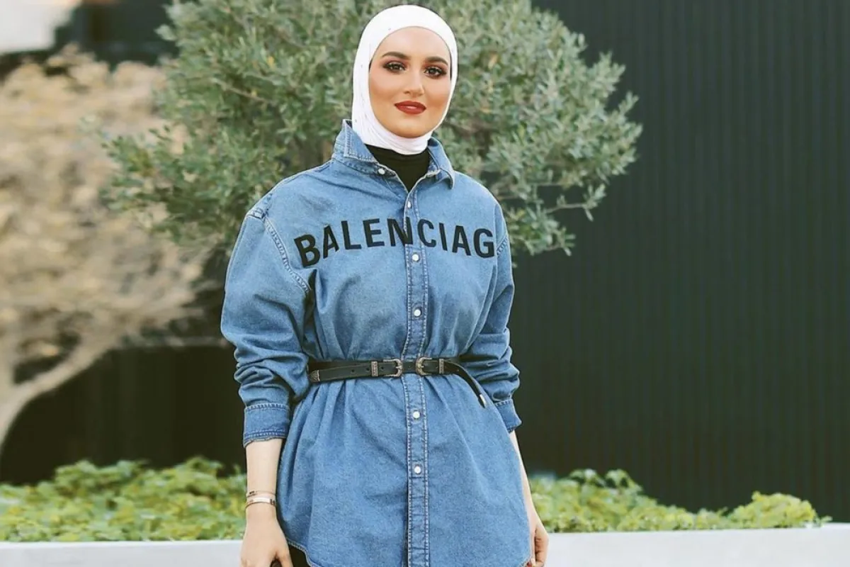 دلال الدوب بقميص الجينز -الصورة من حسابها على الانستغرام