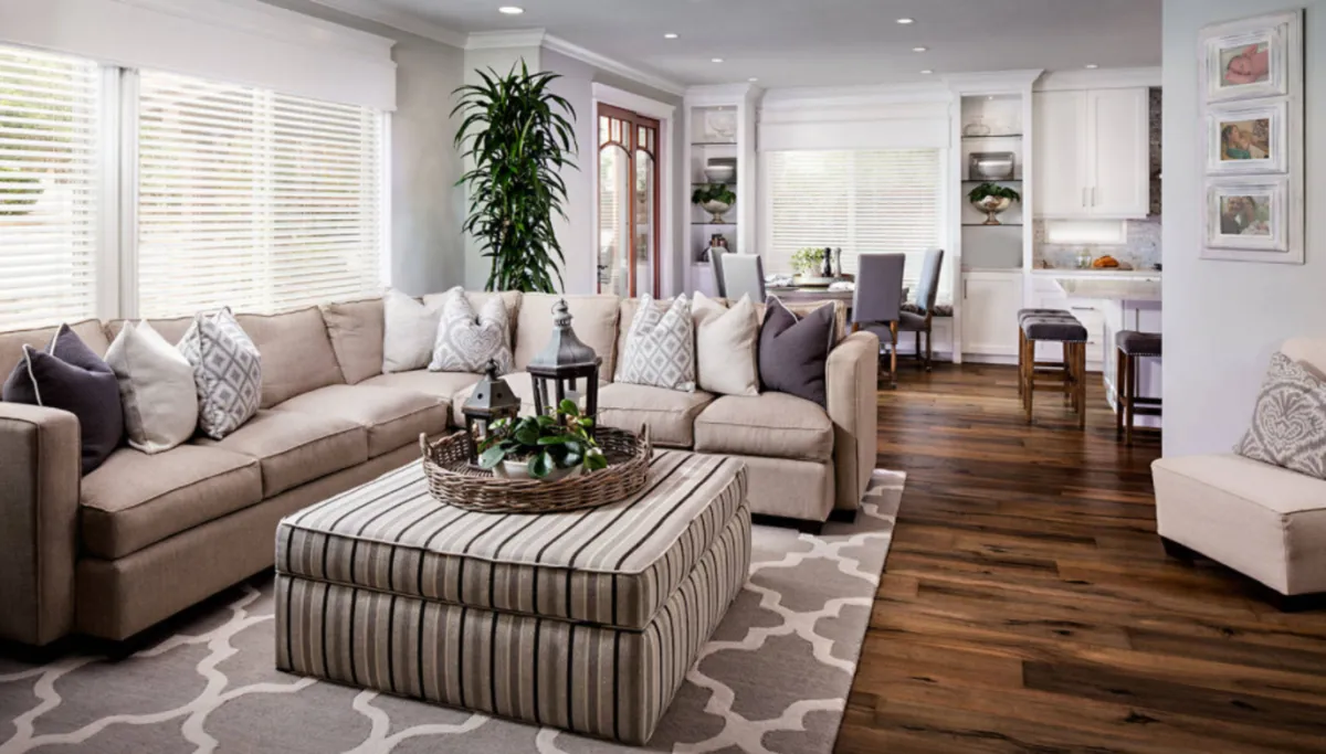 الرمادي والأصفر  في عام 2021