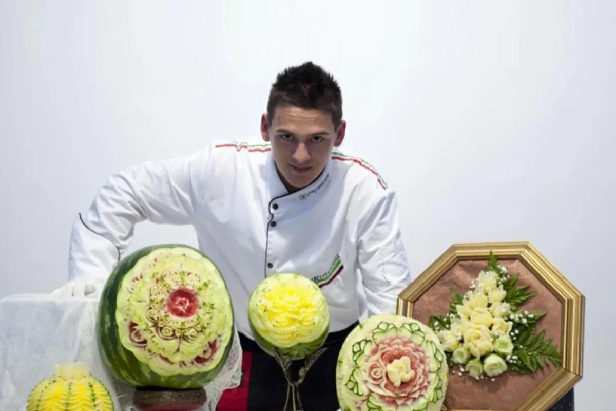 دانيال مع إبداعاته من الخضار والفاكهة من فيسبوك دانيال