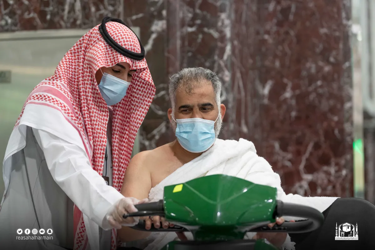 وضع الملصقات بعد تعقيم العربات 