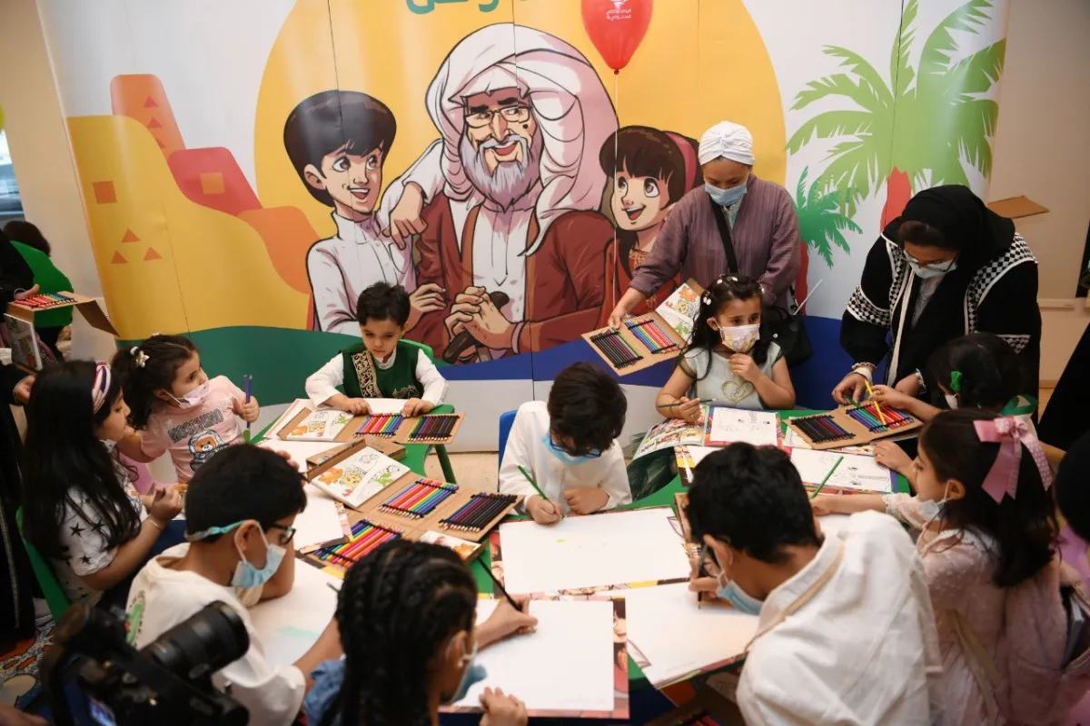 الأطفال يقومون بنشاط الرسم والتلوين