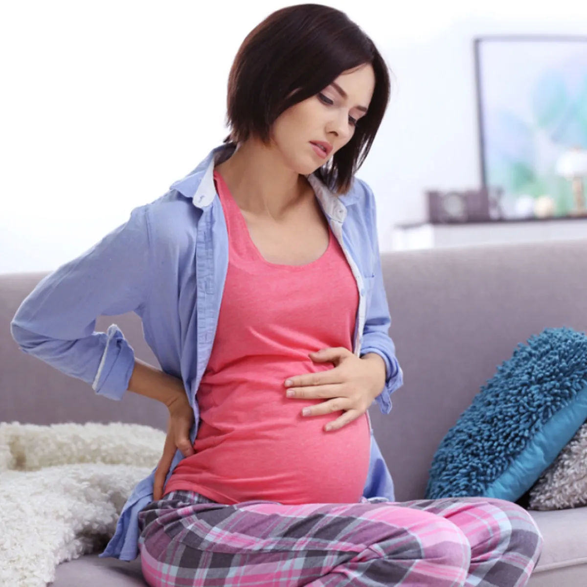  8 أسباب شائعة لآلام البطن أثناء الحمل