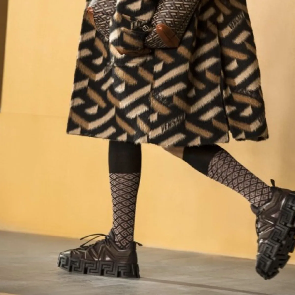 موضة الجوارب للنساء من عروض خريف وشتاء 2021-2022