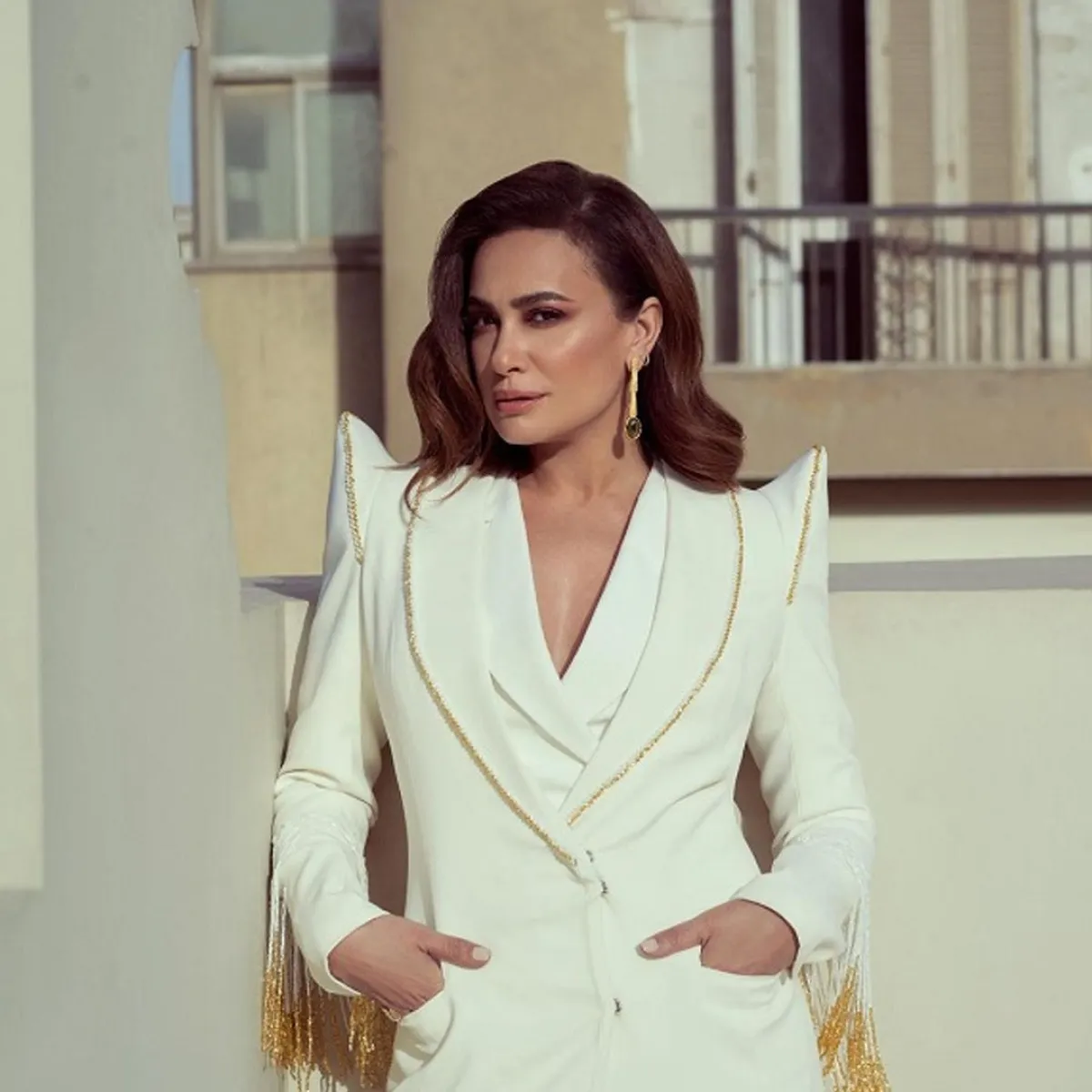 هند صبري بأقراط متدلية من الأذن من الذهب الأصفر المرصع بالعقيق-الصورة من حسابها على انستقرام