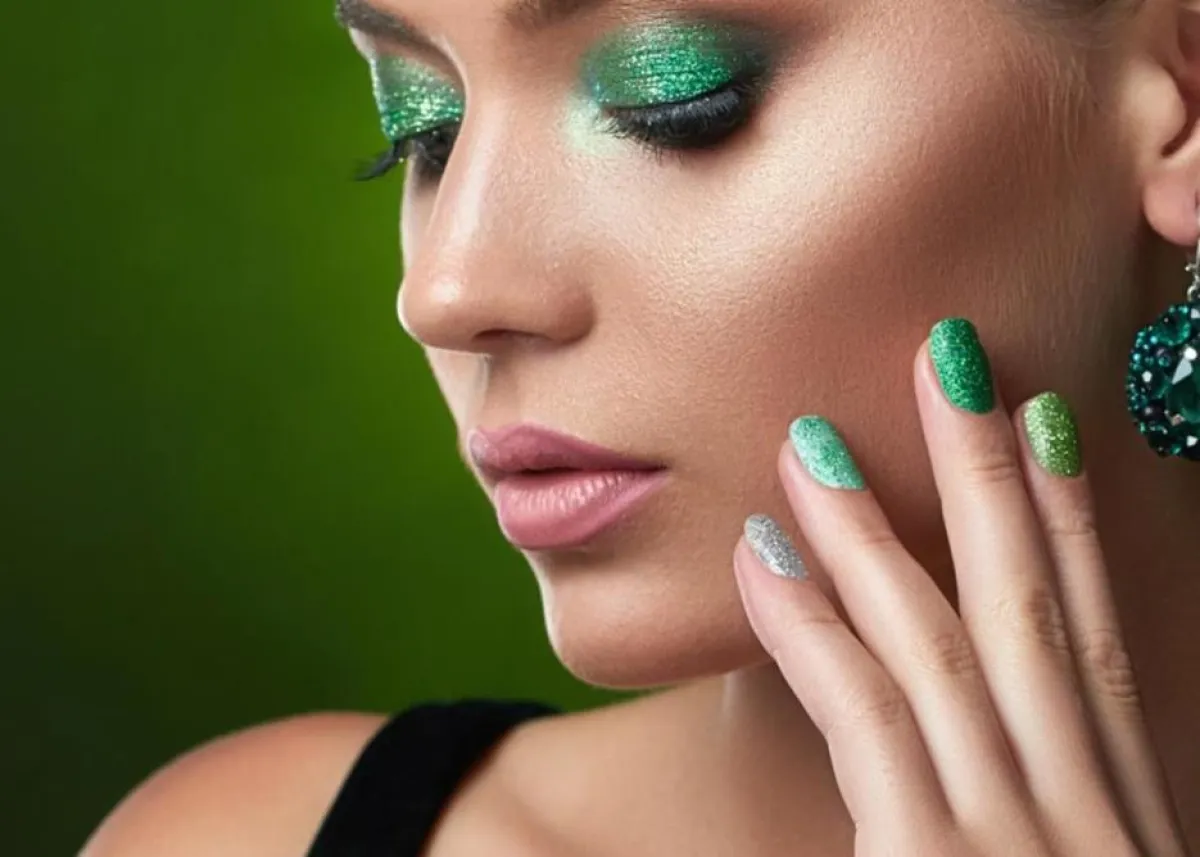 مكياج عيون دخاني أخضر لليوم الوطني السعودي