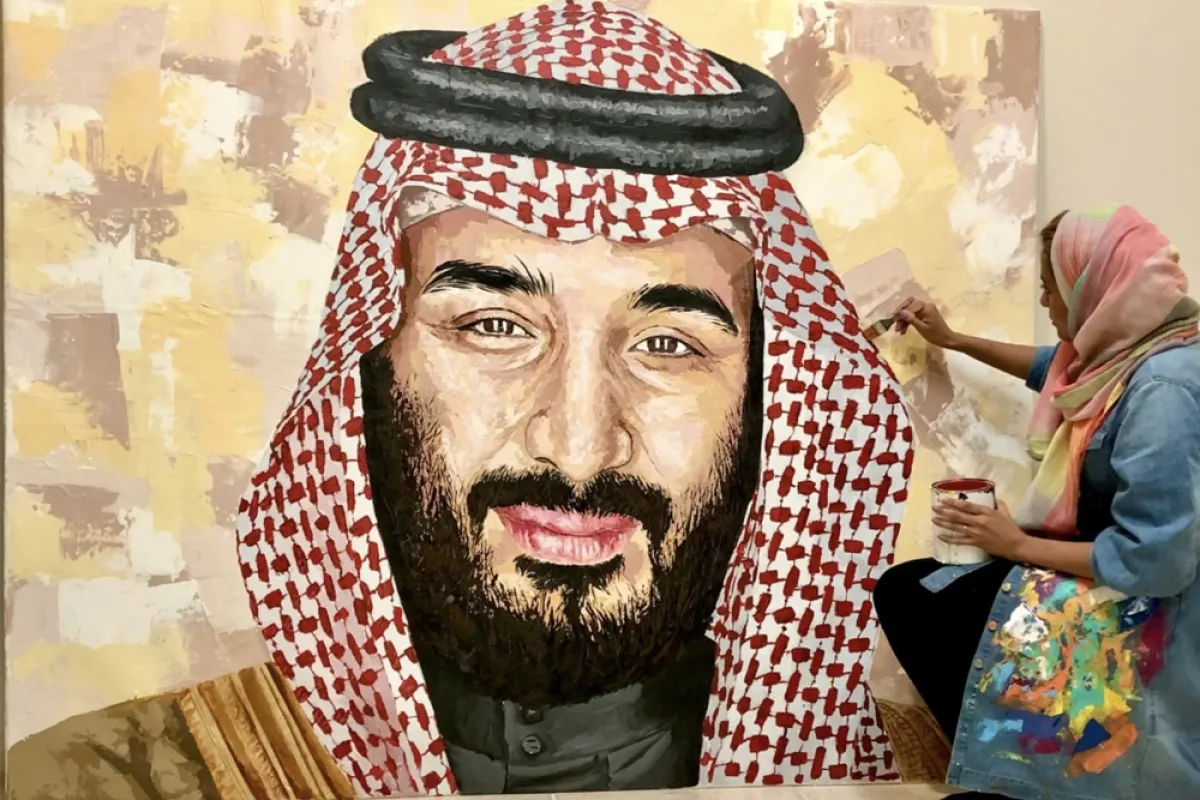 الفنانة ماريا خلال رسمها على متن كروز السعودية