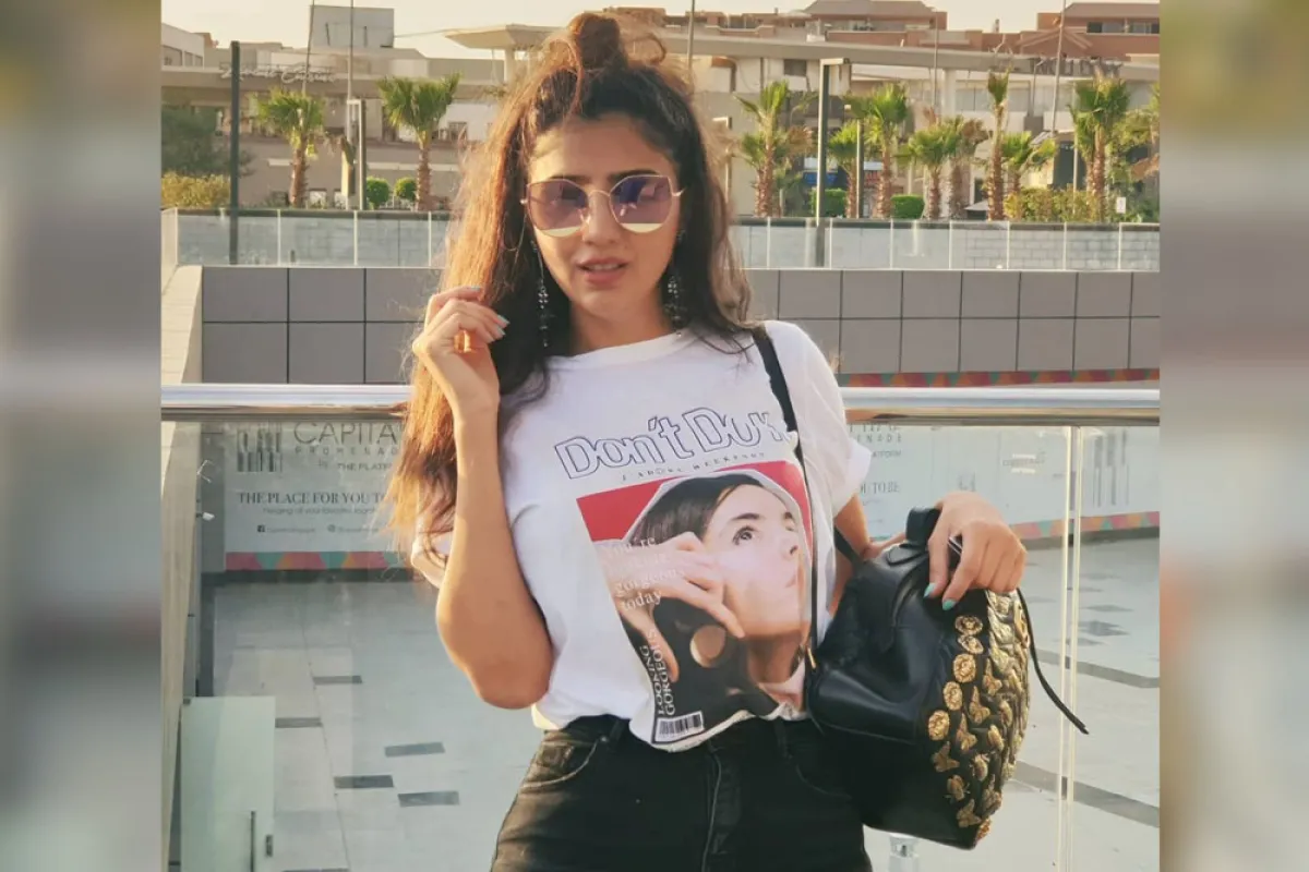 مي عمر بإطلالة كاجوال بتيشرت مطبع -لصورة من صفحتها على انستغرام 