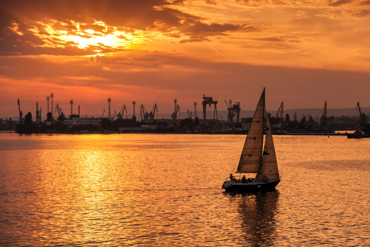 فارنا وجهة محبي الشاطئ  