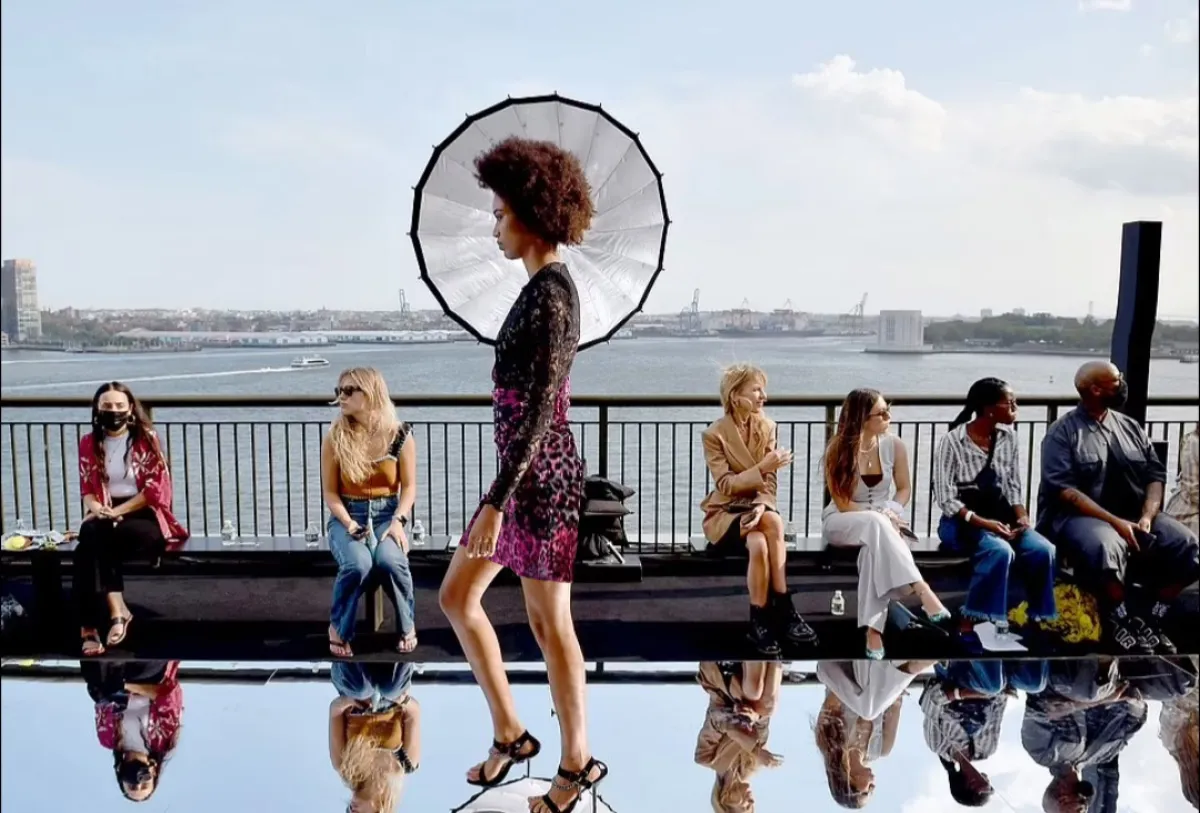 أسبوع الموضة في نيويورك-الصورة من موقع دايلي مايل الإلكتروني