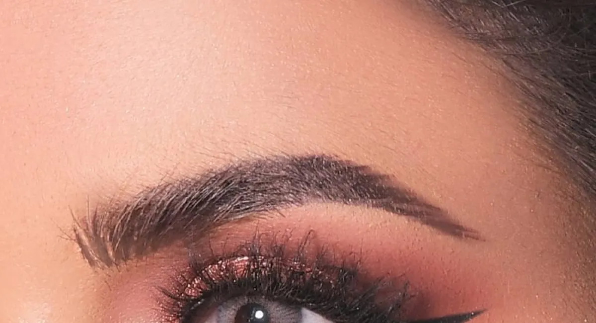 رسم الحواجب - الصورة من حساب خبيرة التجميل السعودية العنود التركي الخاص على إنستغرام