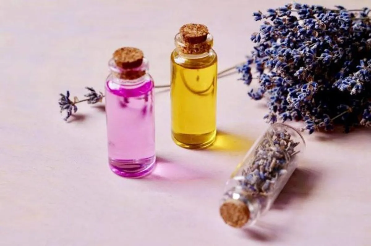 تُساعد الزيوت الطبيعية على ترطيب البشرة ومنحها ملمساً ناعماً