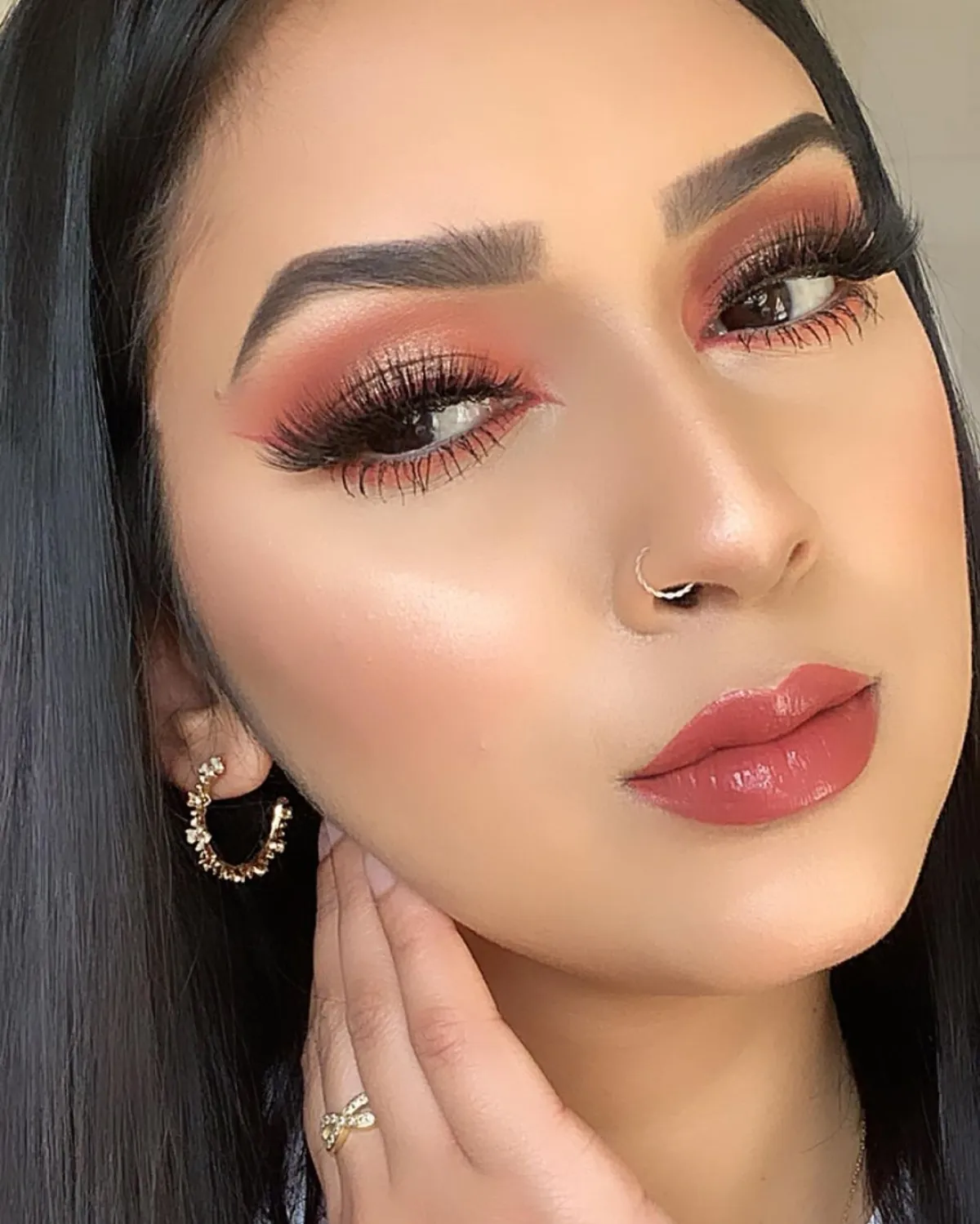 طريقة مكياج عيون خوخي - الصورة من صفحة Rashna Kutwaroo على انستغرام