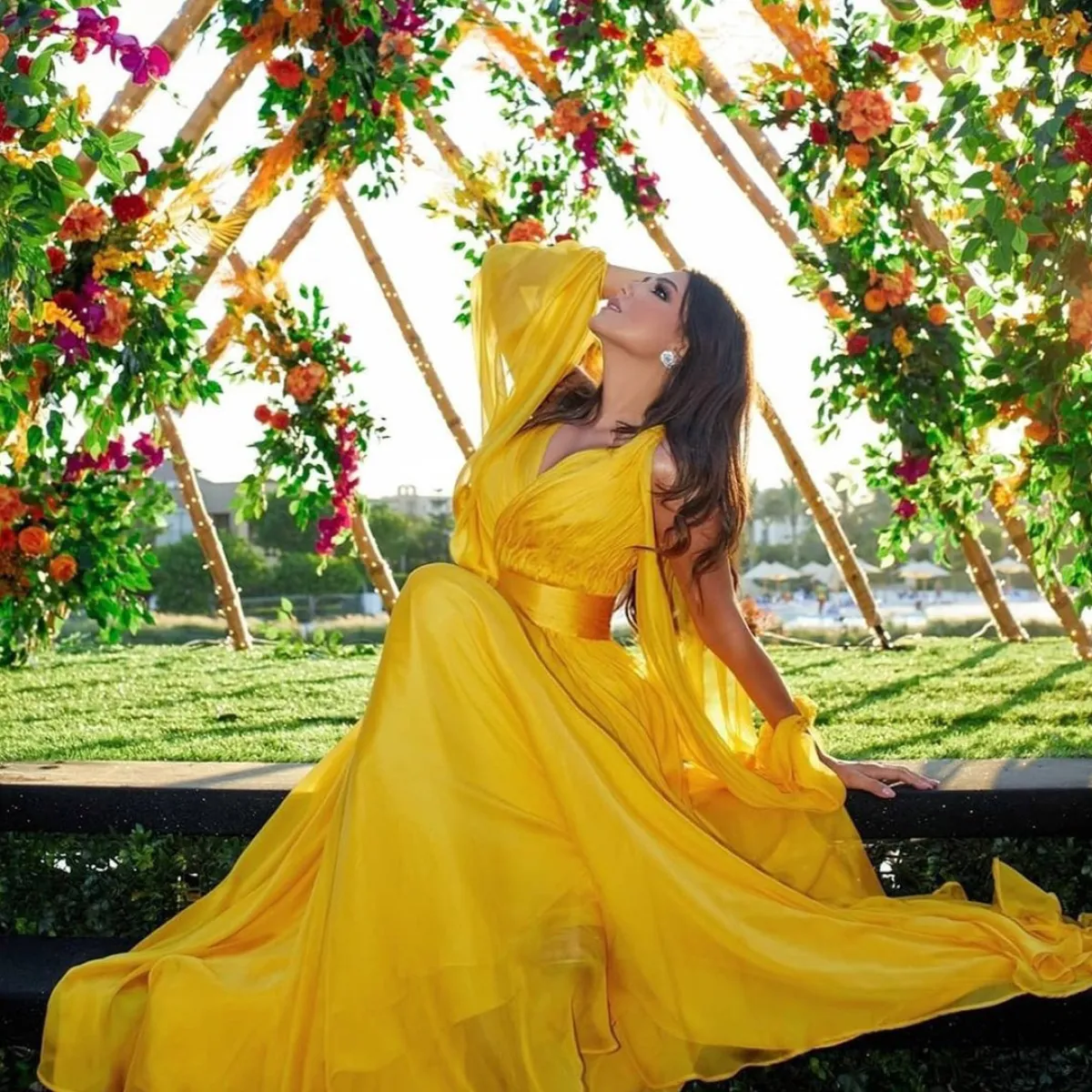 مي عمر بفستان شيفون اصفر