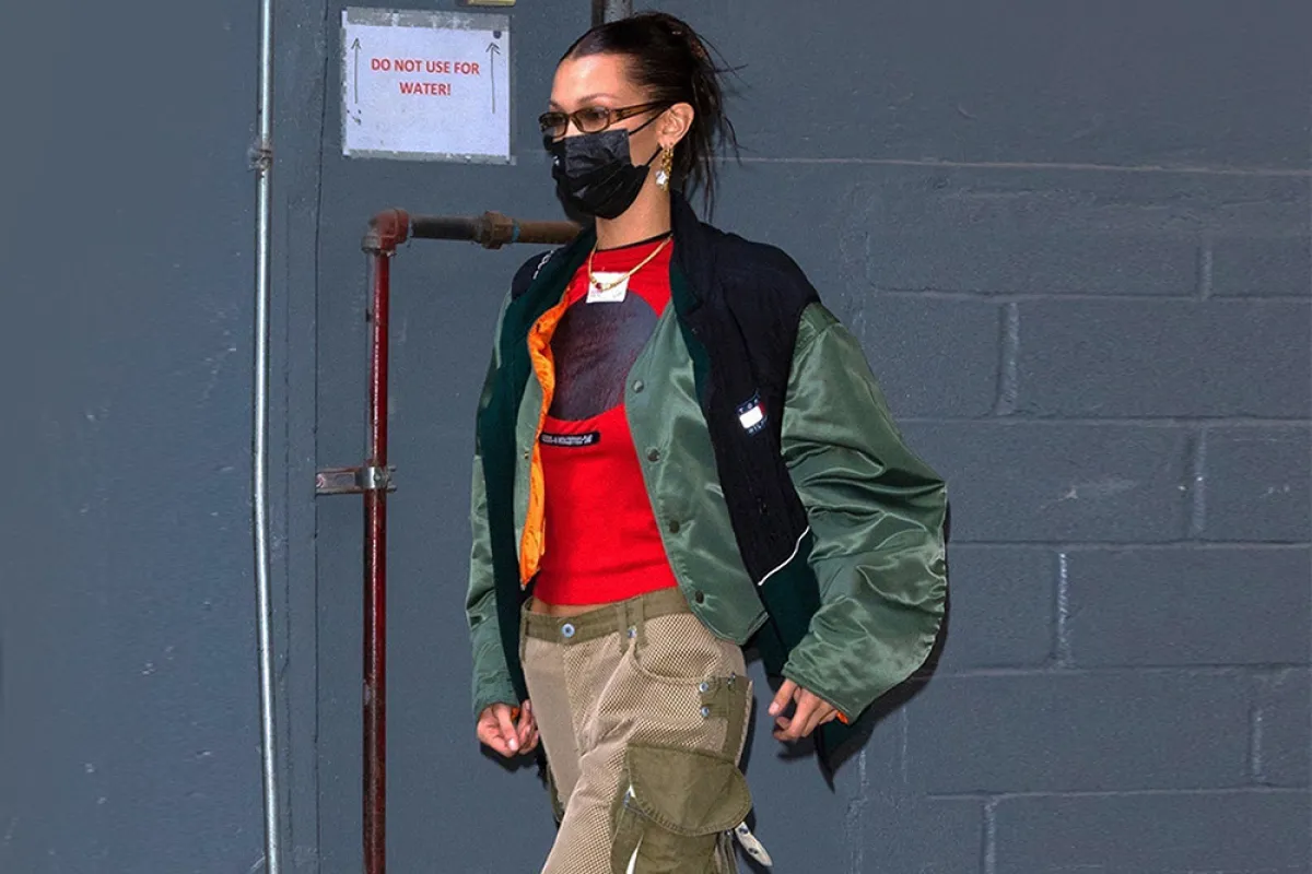 العارضة بيلا حديد