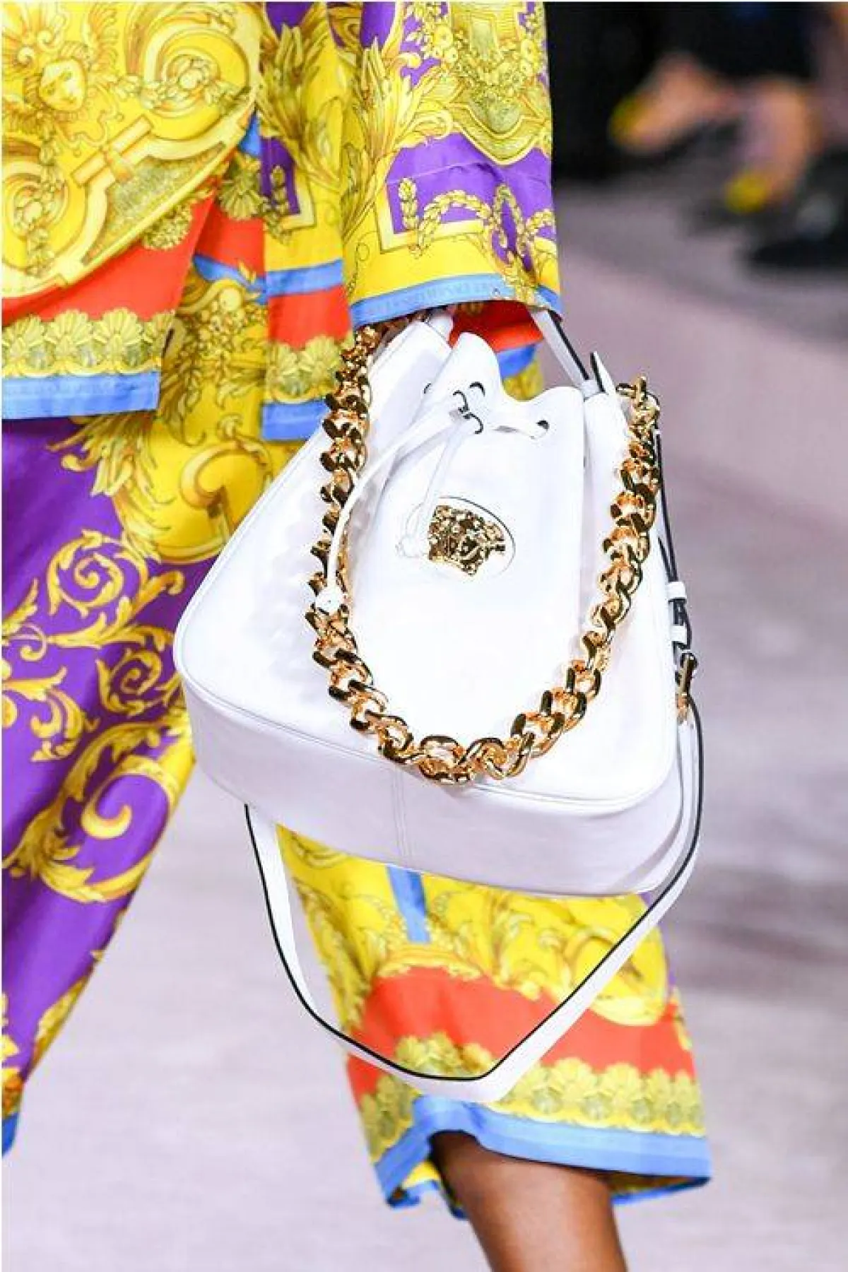 حقيبة دلو بيضاء من فيرساتشي  Versace