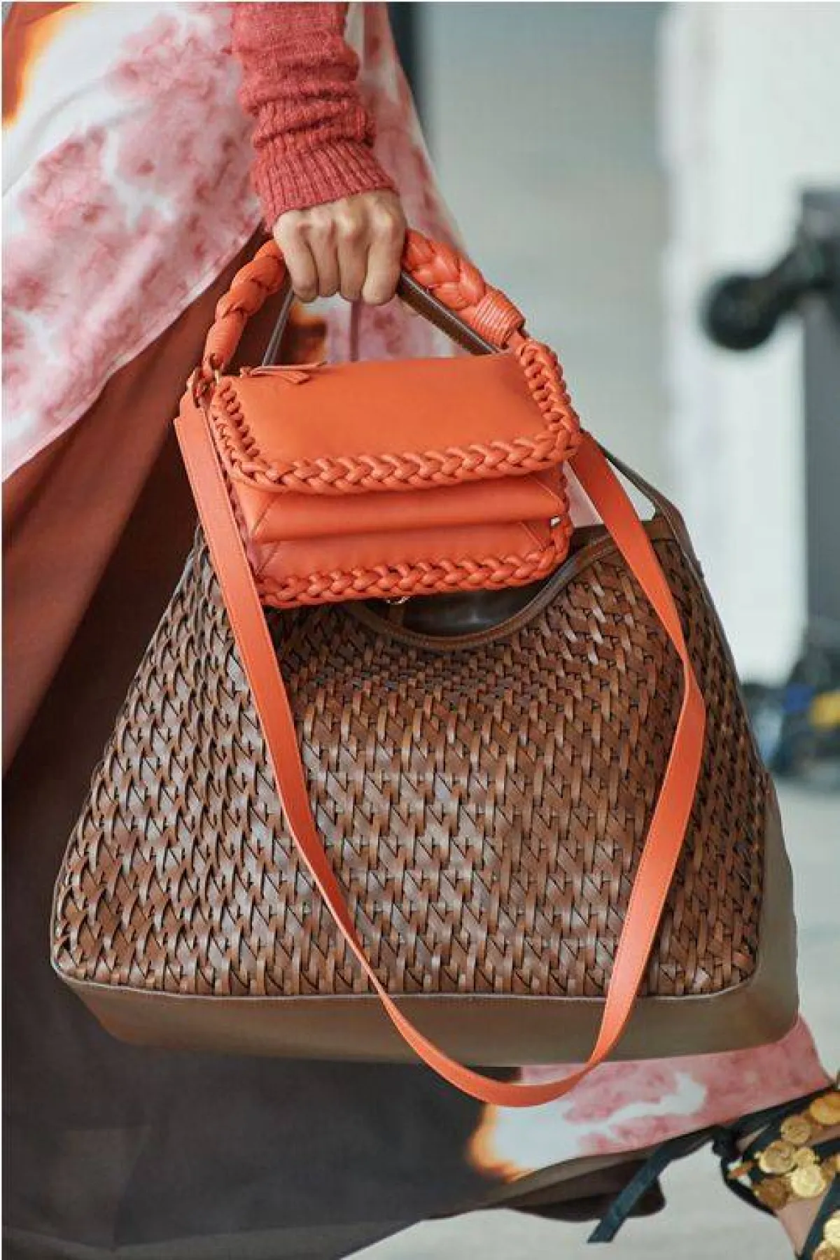 حقيبتان في طلّة واحدة من التوزاررا   Altuzarra