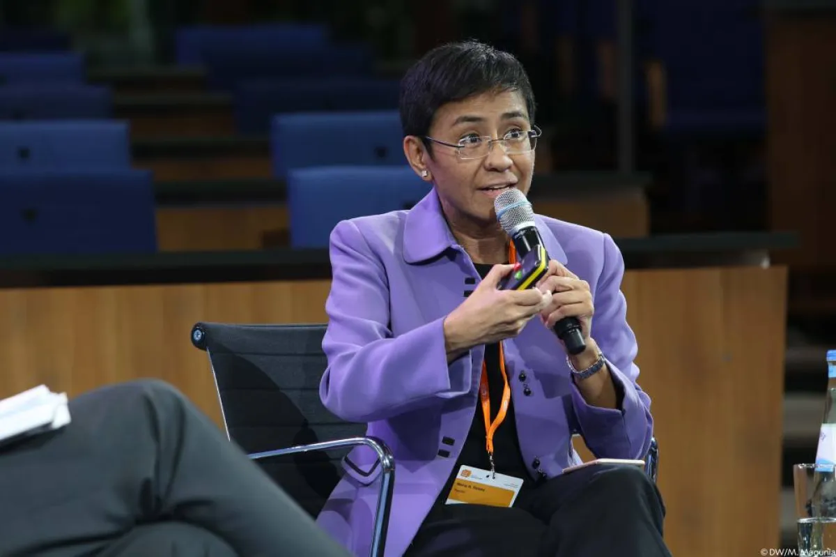 صحفية فى إحدى التغطيات الصحفية