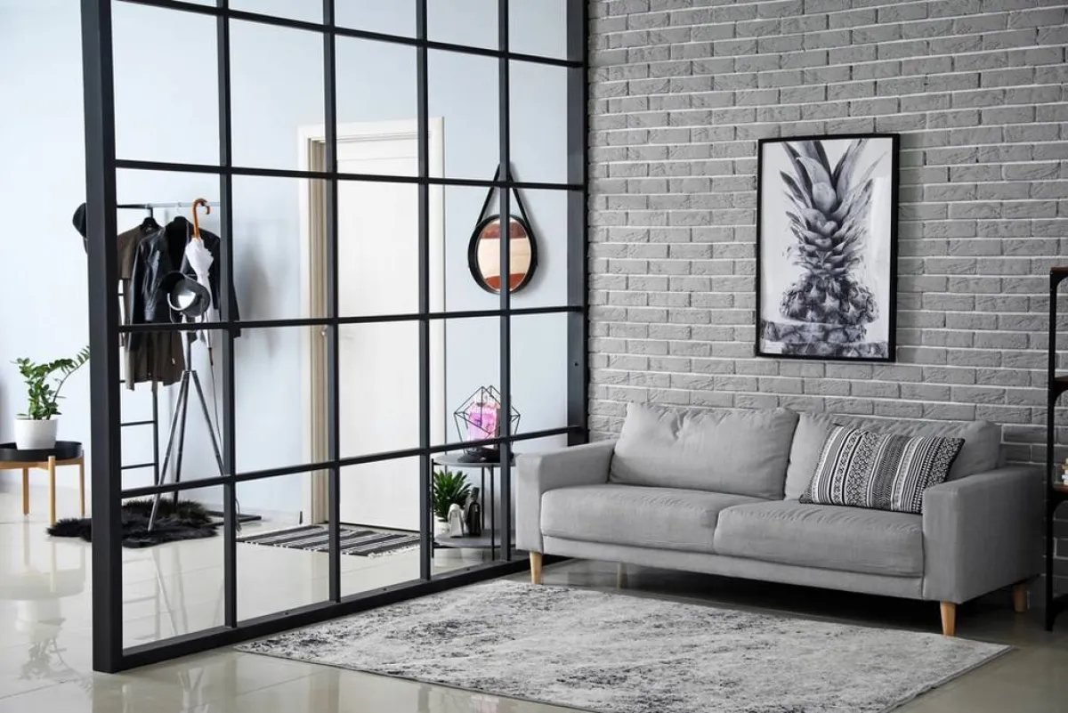 "البارافان" يفصل المدخل عن الصالة